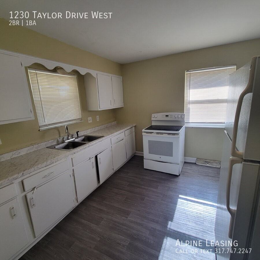 1230 Taylor Dr W - Photo 3 of 5