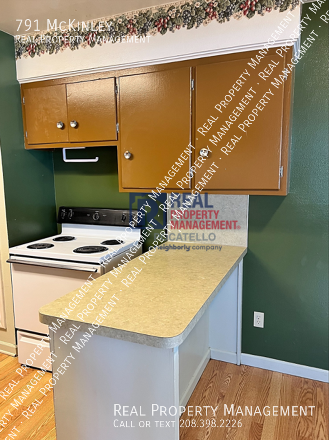 791 Mckinley Ave - Photo 3 of 14