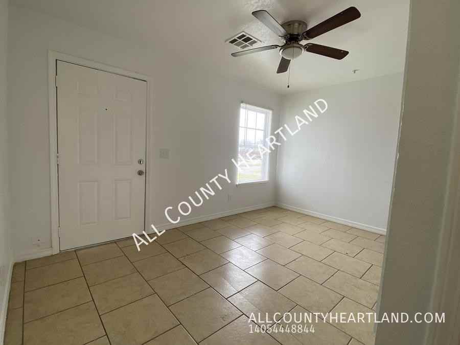 944 Southeast 14th Street #1 - Photo 3 of 11