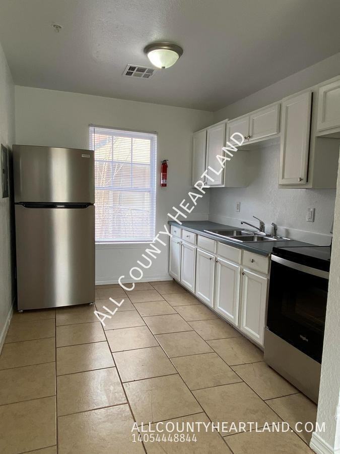 944 Southeast 14th Street #1 - Photo 5 of 11