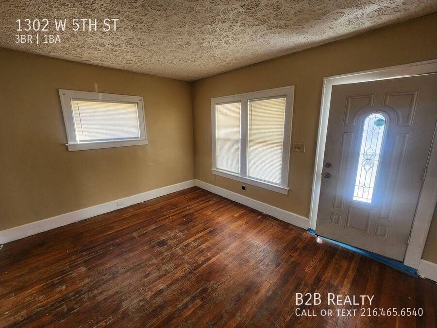 1302 W 5th St - Photo 4 of 32