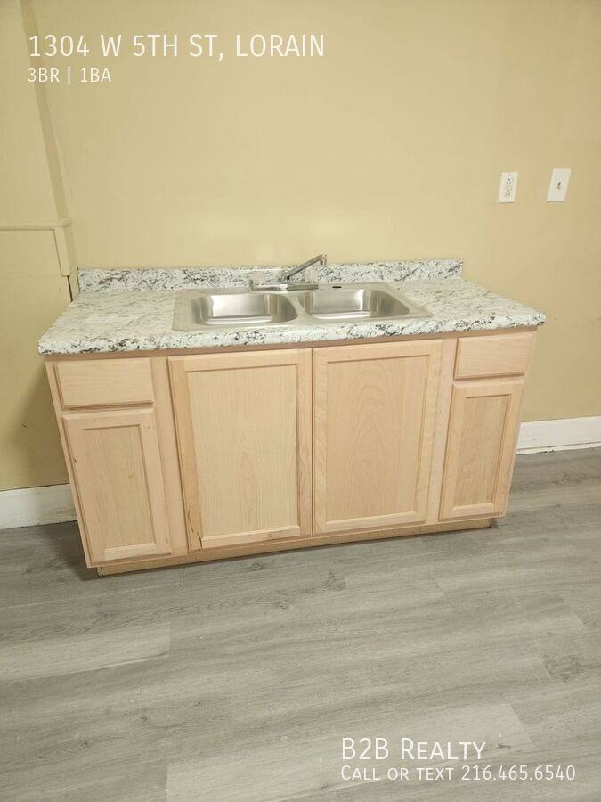 1304 W 5th St - Photo 2 of 29