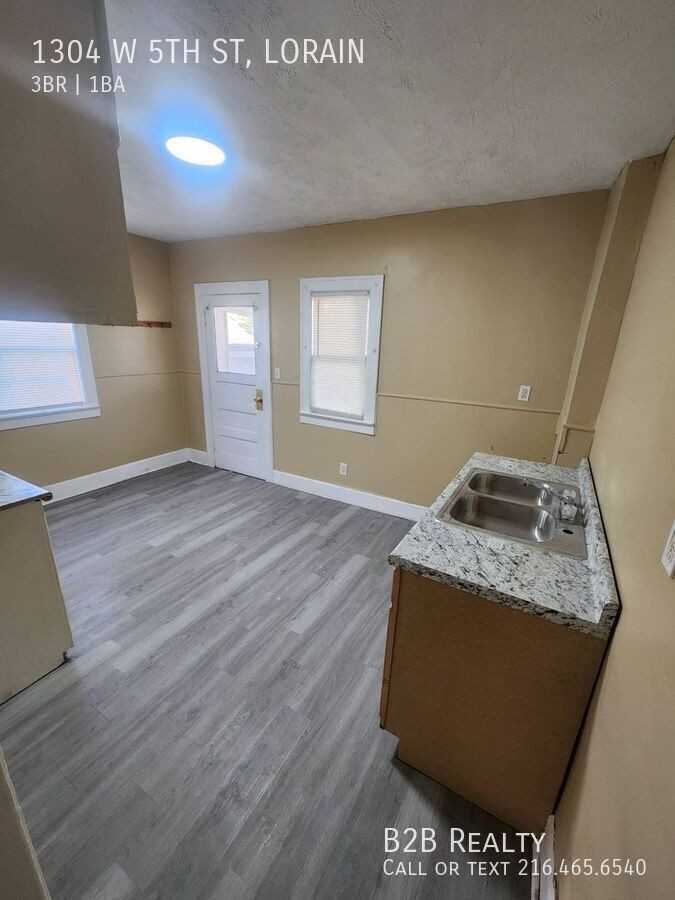 1304 W 5th St - Photo 4 of 29