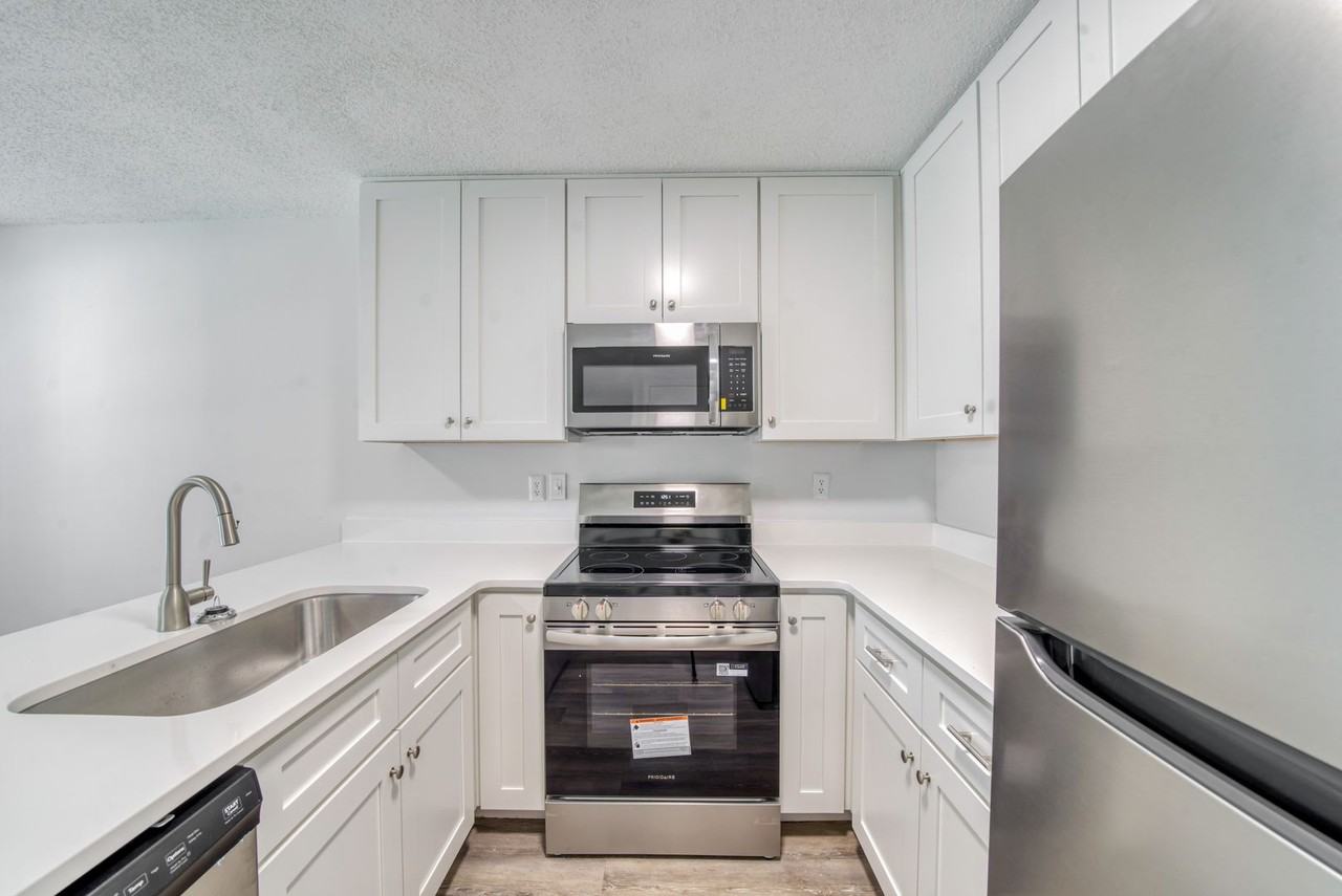 363 Railroad St - Photo 2 of 43