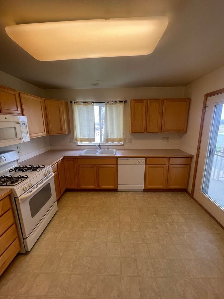 9318 North Oak Street - Photo 4 of 14