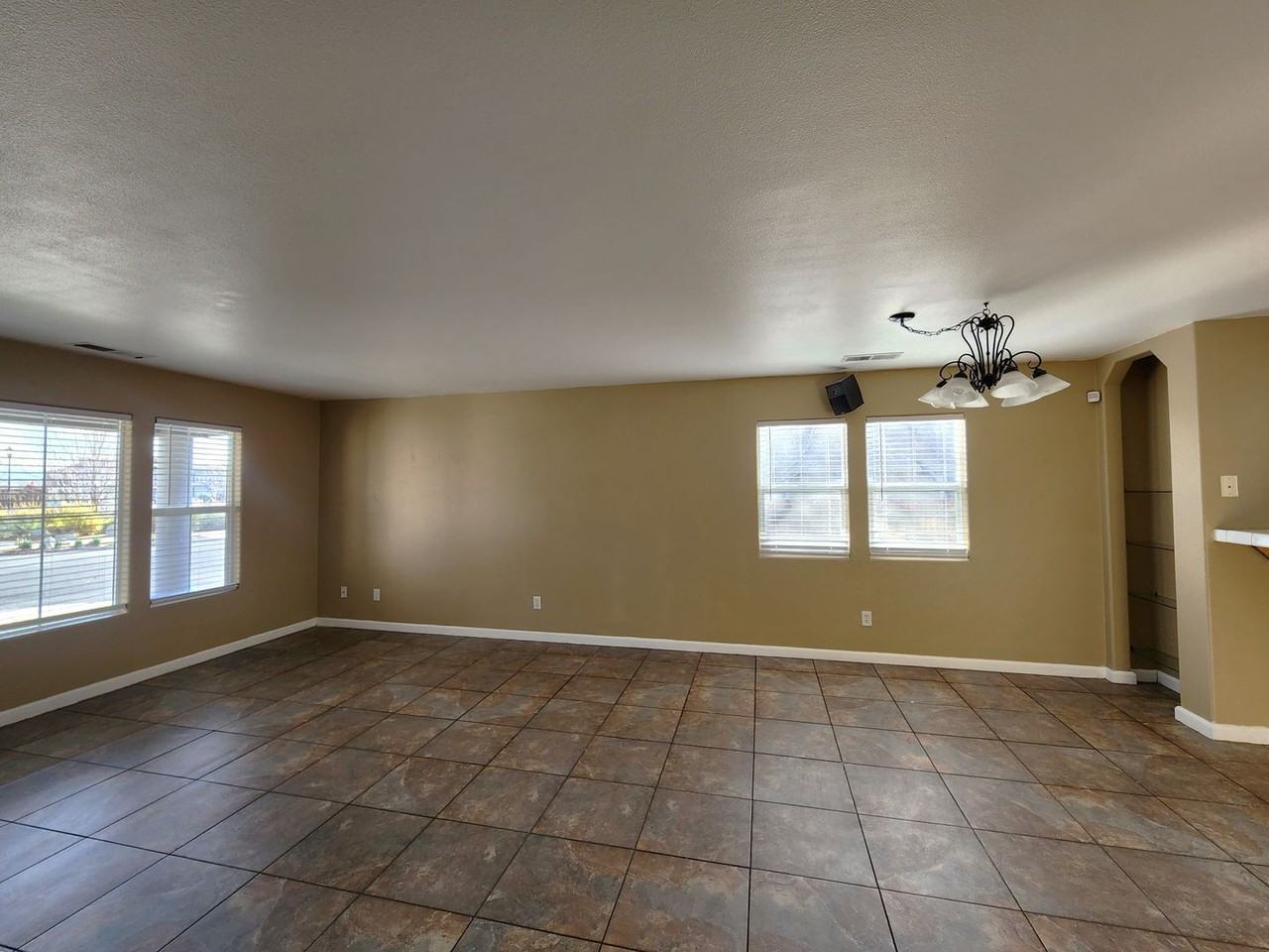 1402 Honey Locust Ave - Photo 5 of 26