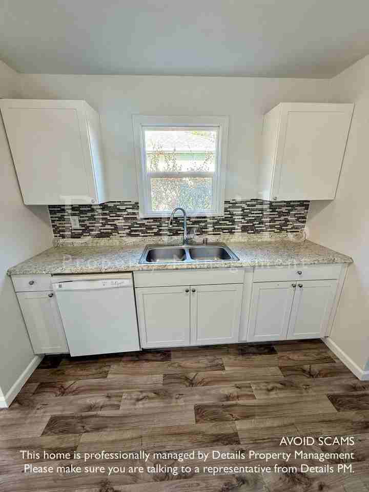 302 N Cambrian Ave - Photo 6 of 27