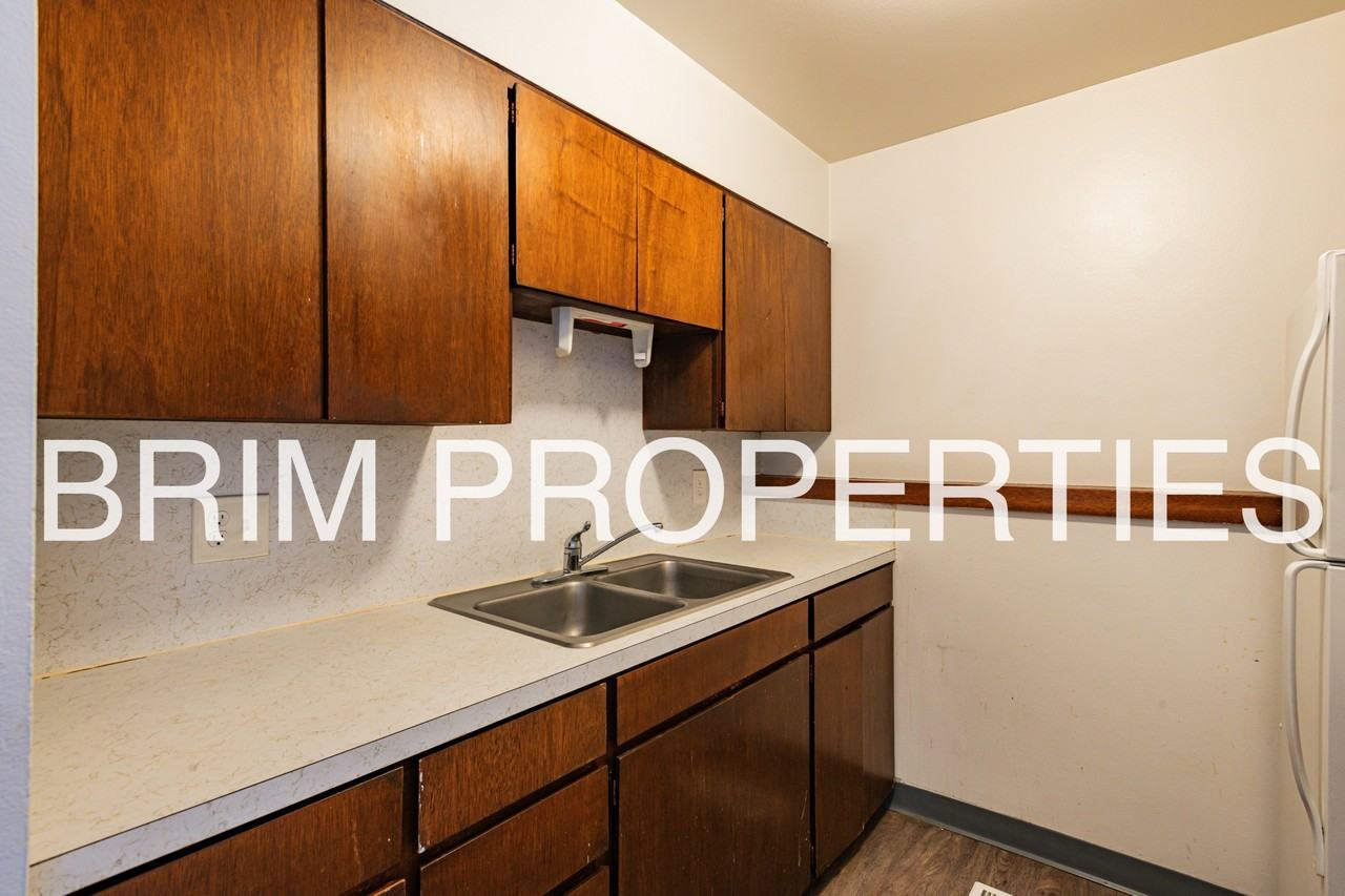 290 S. 100 E. - Photo 7 of 35