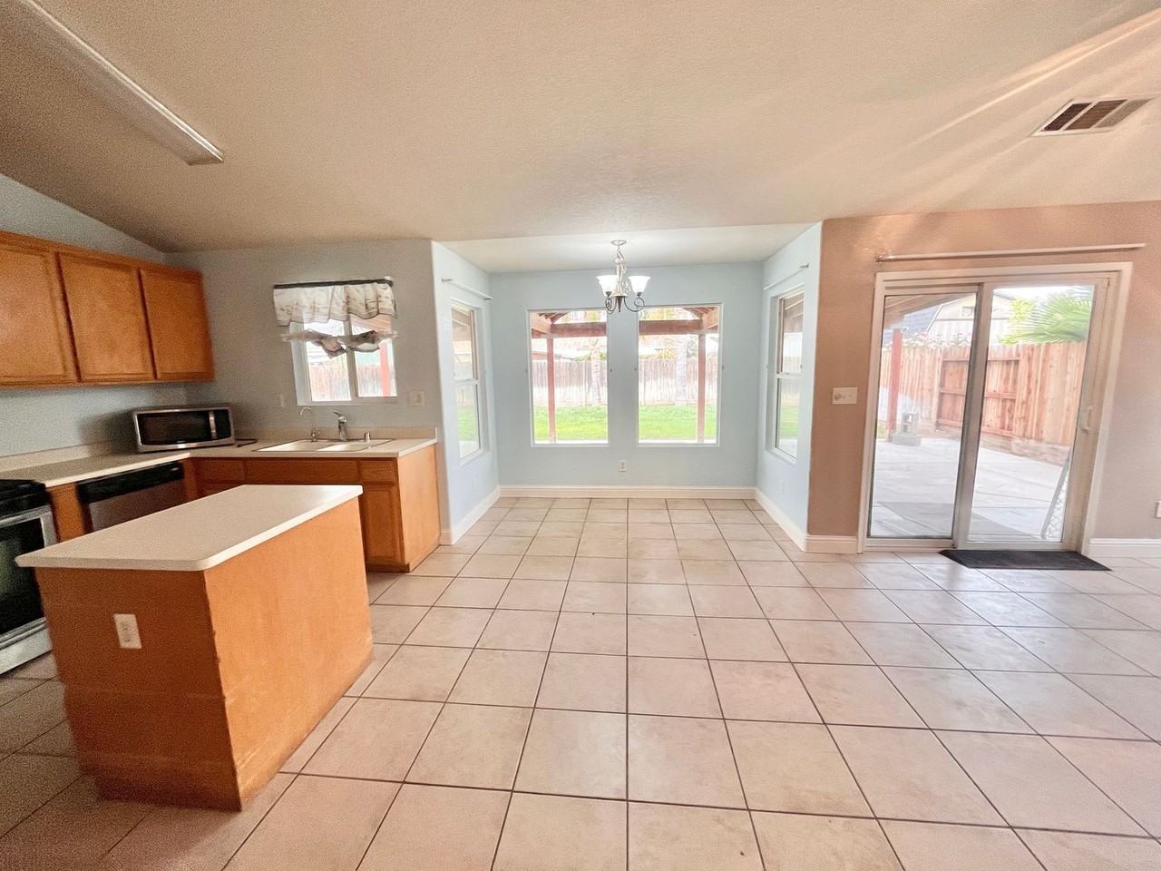 1498 Quail St - Photo 4 of 24