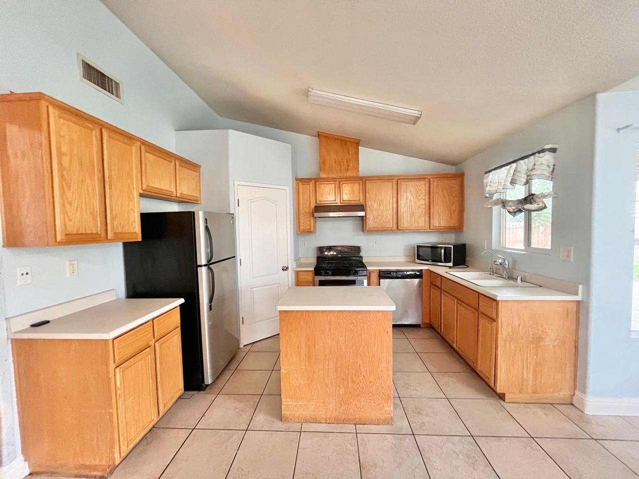 1498 Quail St - Photo 6 of 24