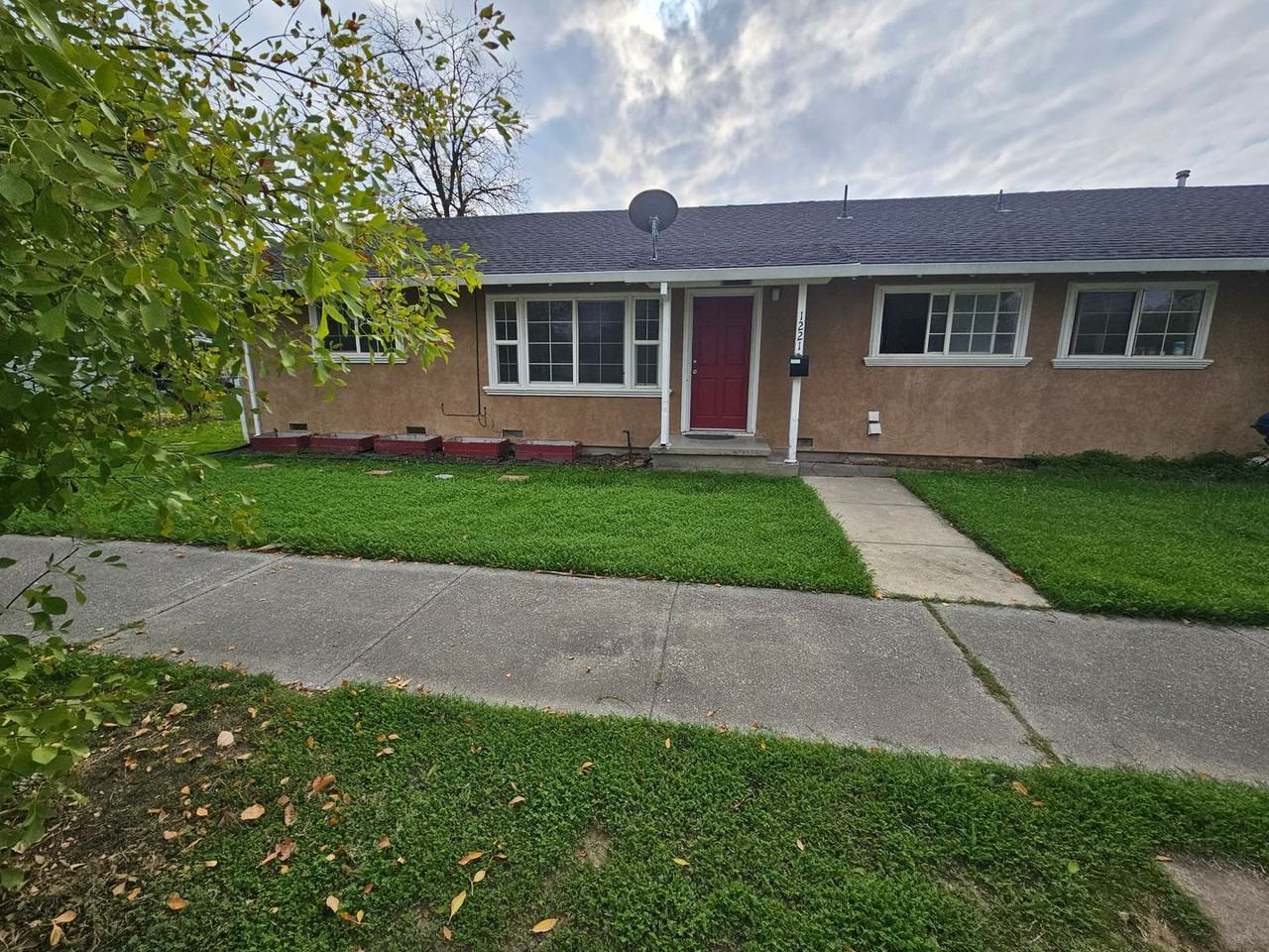 1221 Colusa St - Photo 2 of 18
