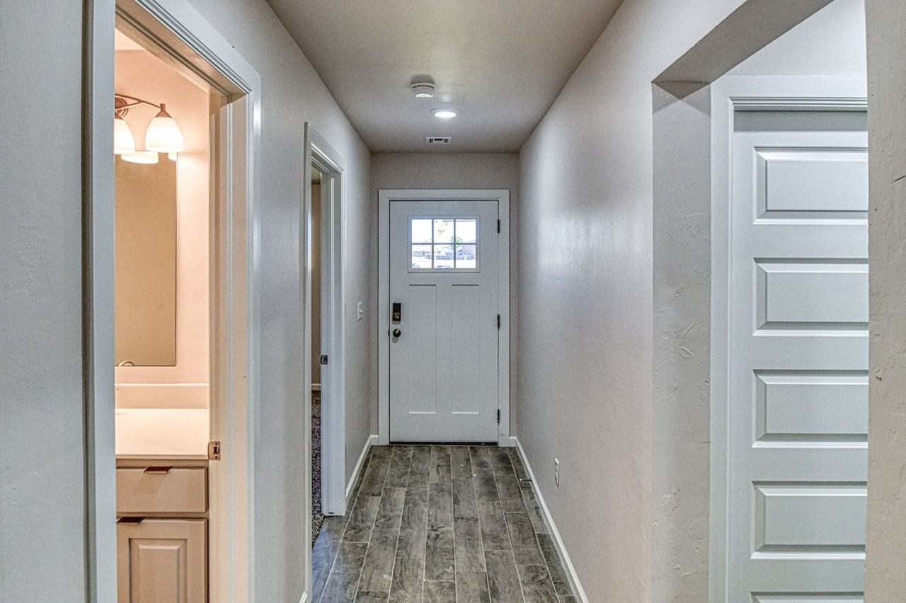 1006 Varenna Ln - Photo 4 of 31
