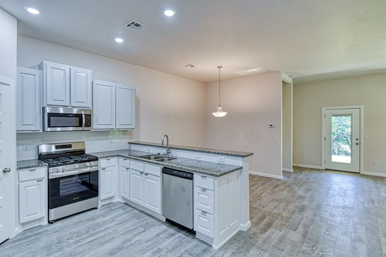 1006 Varenna Ln - Photo 6 of 31