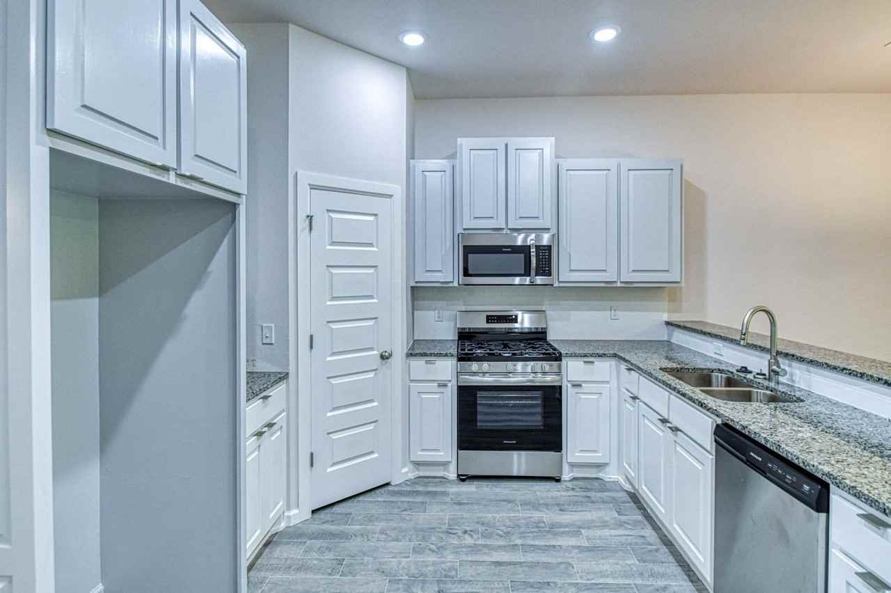 1006 Varenna Ln - Photo 7 of 31