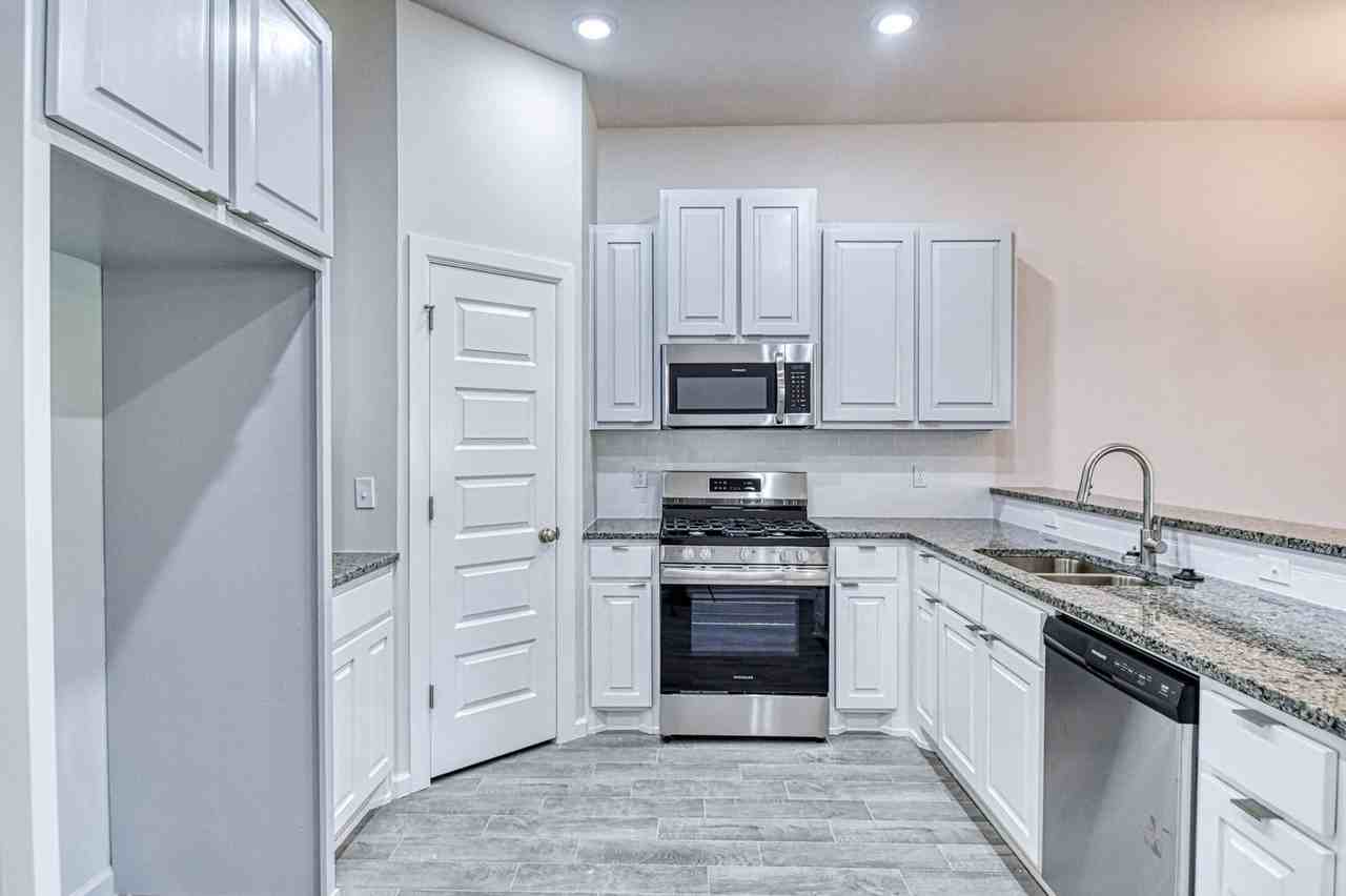 920 Varenna Ln - Photo 6 of 32