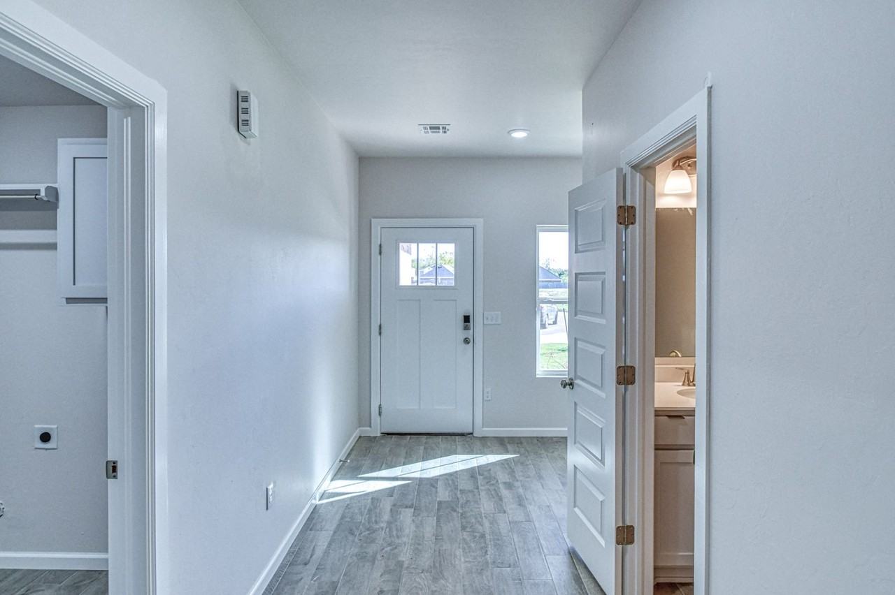 1002 Varenna Ln - Photo 4 of 33