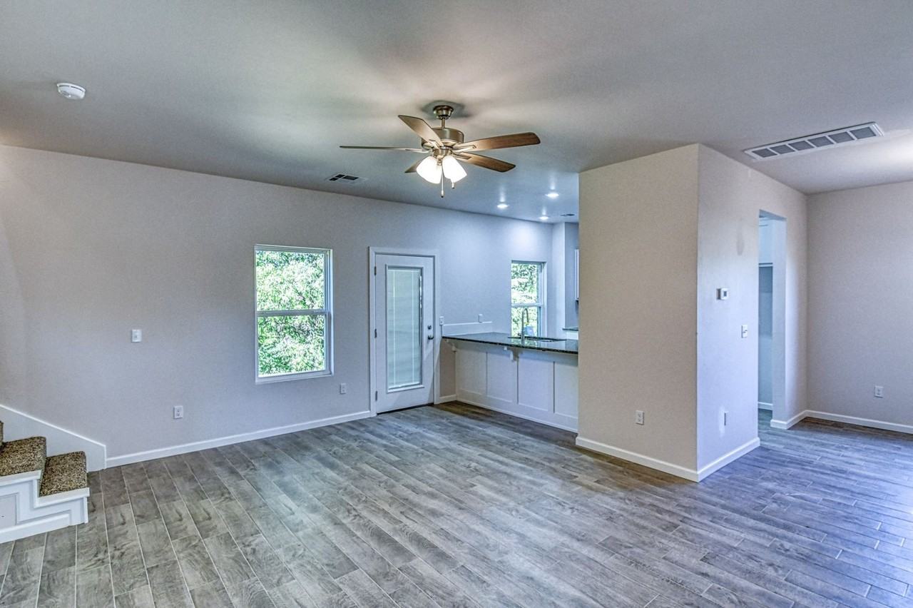 1002 Varenna Ln - Photo 6 of 33