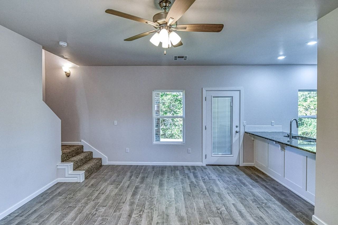 1002 Varenna Ln - Photo 7 of 33