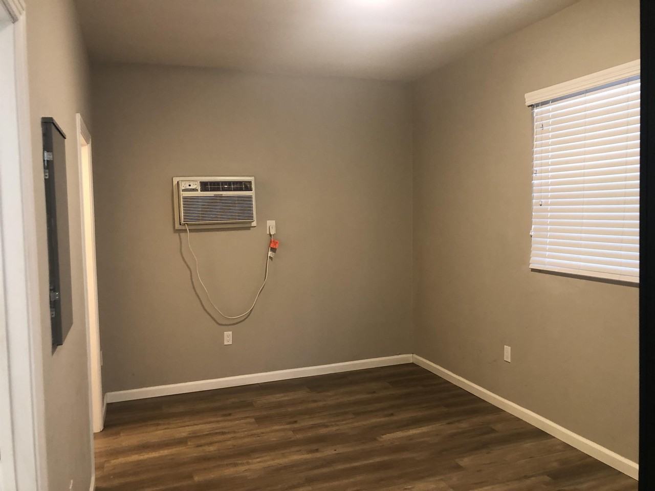 951 Menlo Avenue - Photo 5 of 11