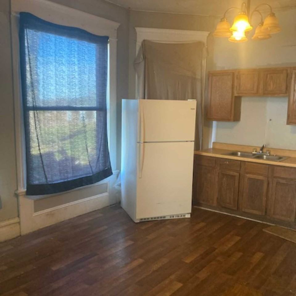 700 East 7th Street - Photo 2 of 14