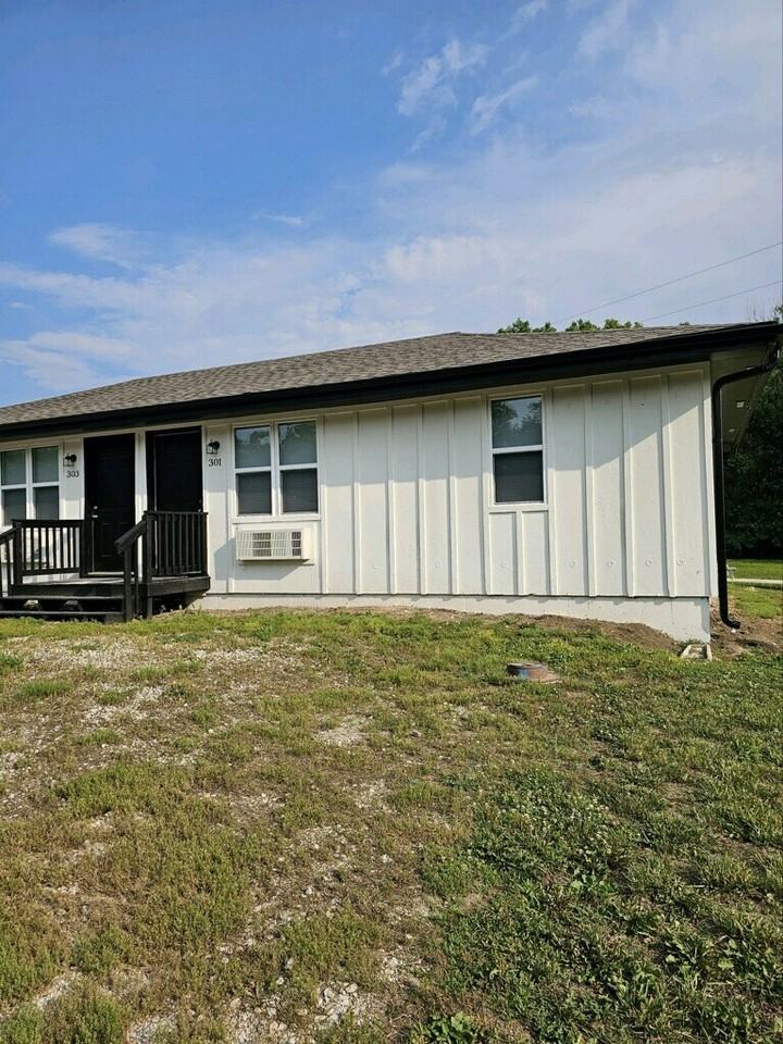 300 Oak Street - Photo 2 of 11