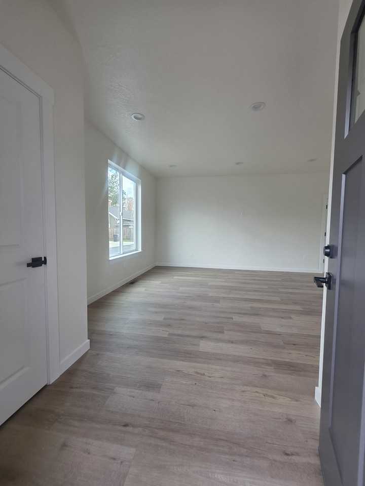 MHH8-17- 731 E Street Independence, OR 97351 - Photo 3 of 36