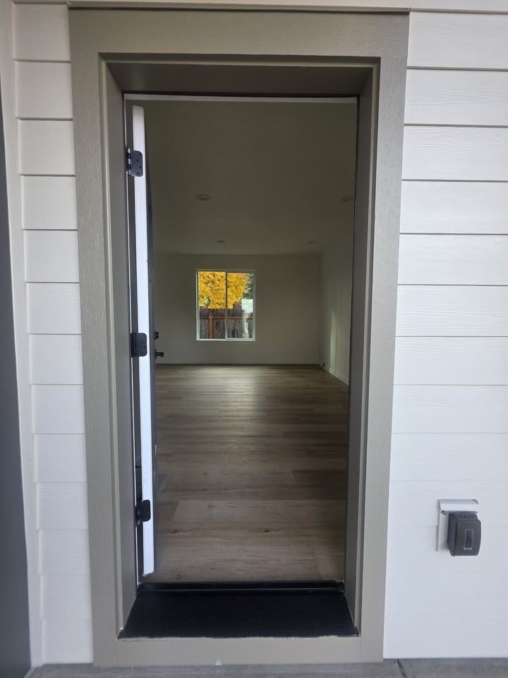 MHH8-18- 721 E St Independence, OR 97351 - Photo 2 of 34