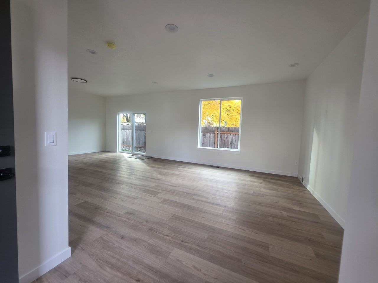 MHH8-18- 721 E St Independence, OR 97351 - Photo 3 of 34