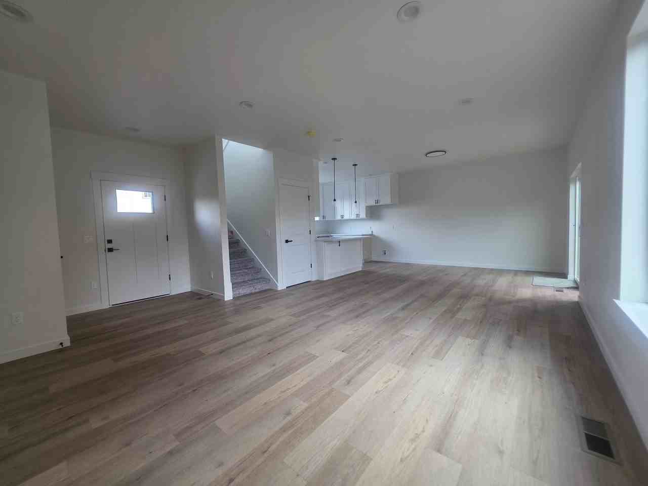 MHH8-18- 721 E St Independence, OR 97351 - Photo 4 of 34