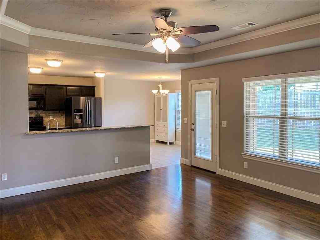 900 Sw Crownview St - Photo 5 of 19