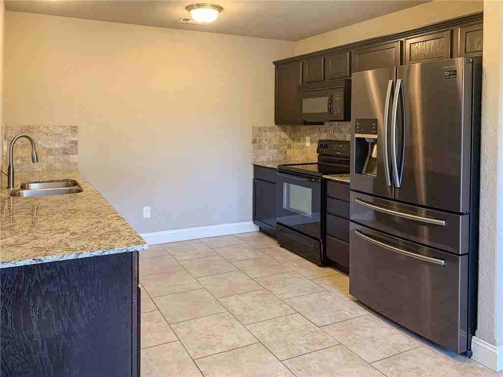 900 Sw Crownview St - Photo 7 of 19