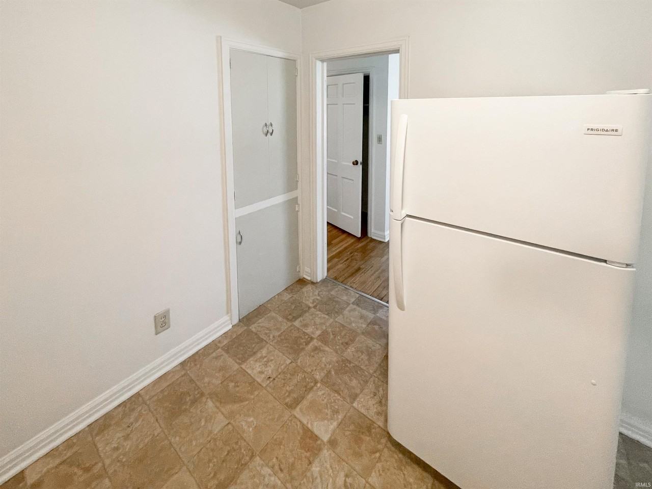 230 S Hillsdale Dr - Photo 7 of 27