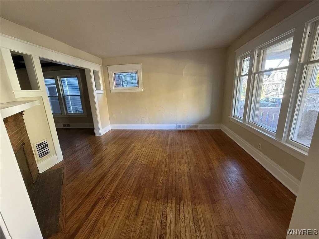 76 Vernon Place unit: Lower - Photo 2 of 11