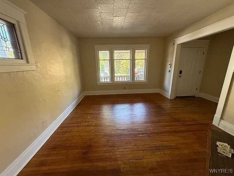 76 Vernon Place unit: Lower - Photo 4 of 11