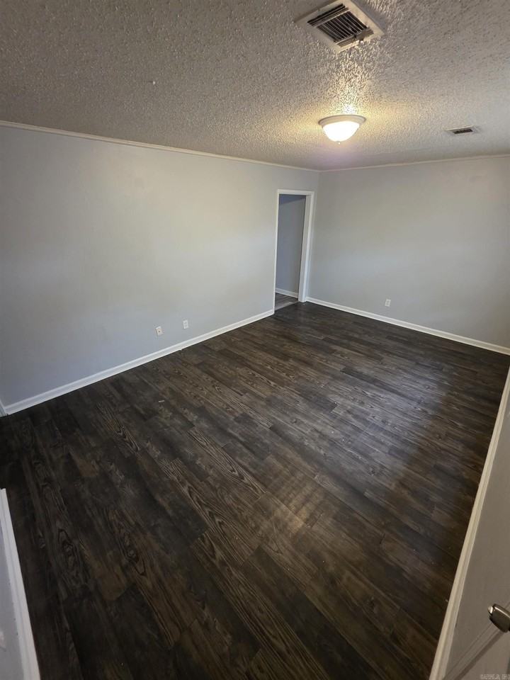 9110 Woodford Dr - Photo 3 of 9