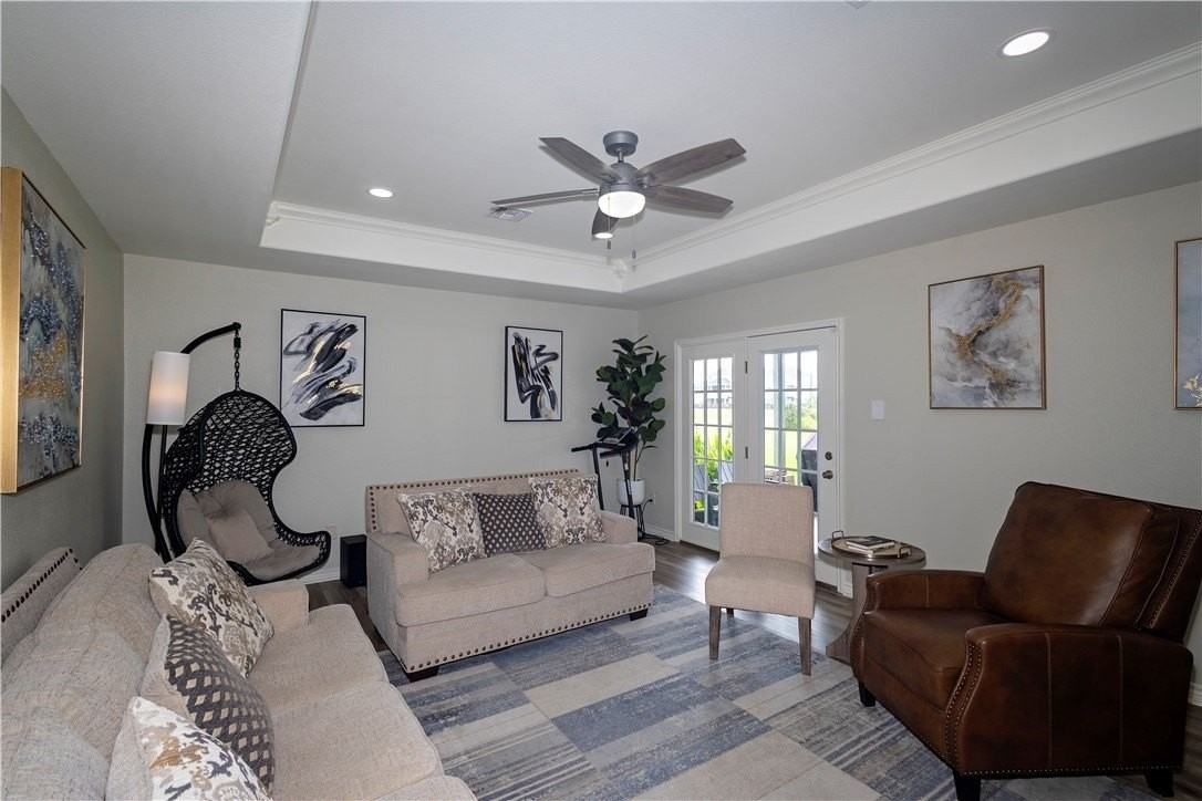 1217 Oconnell St - Photo 7 of 23