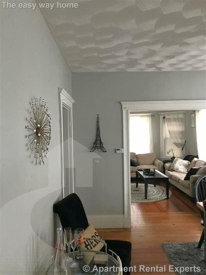 156 Middlesex Ave - Photo 4 of 10