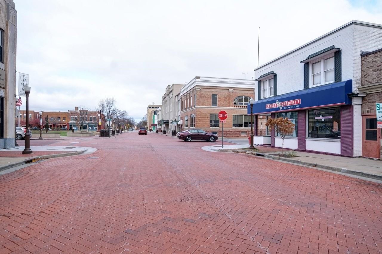 329 N 4th St - Photo 3 of 50