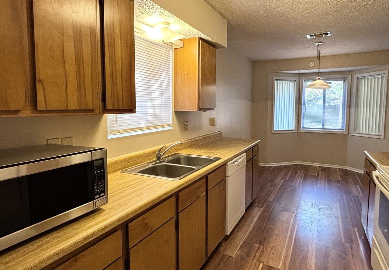 318 Austin Ave - Photo 2 of 10