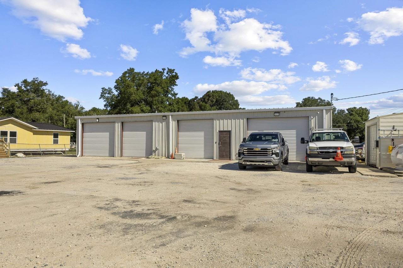 210 210 NW Tilden Street - Photo 4 of 26