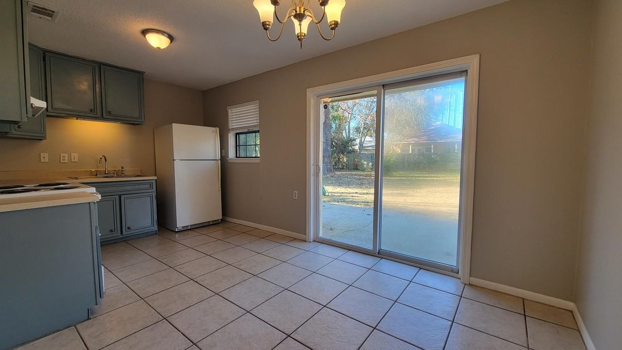 709 Whippoorwill Ln - Photo 4 of 20