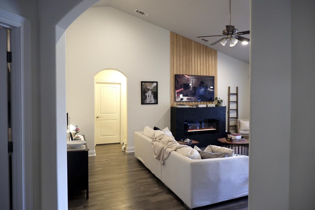 6841 Nelson St - Photo 5 of 14