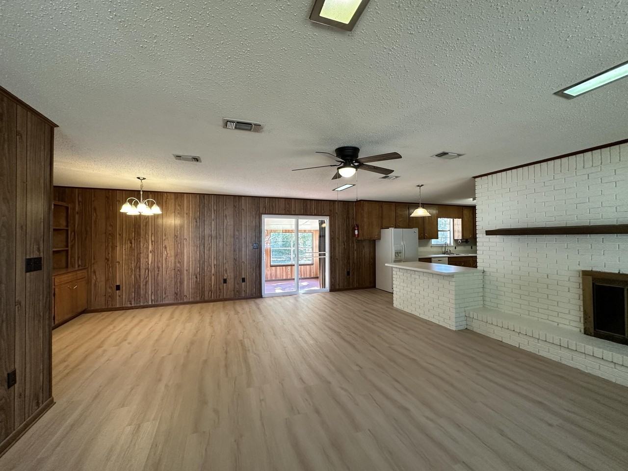 697 Green St - Photo 4 of 20