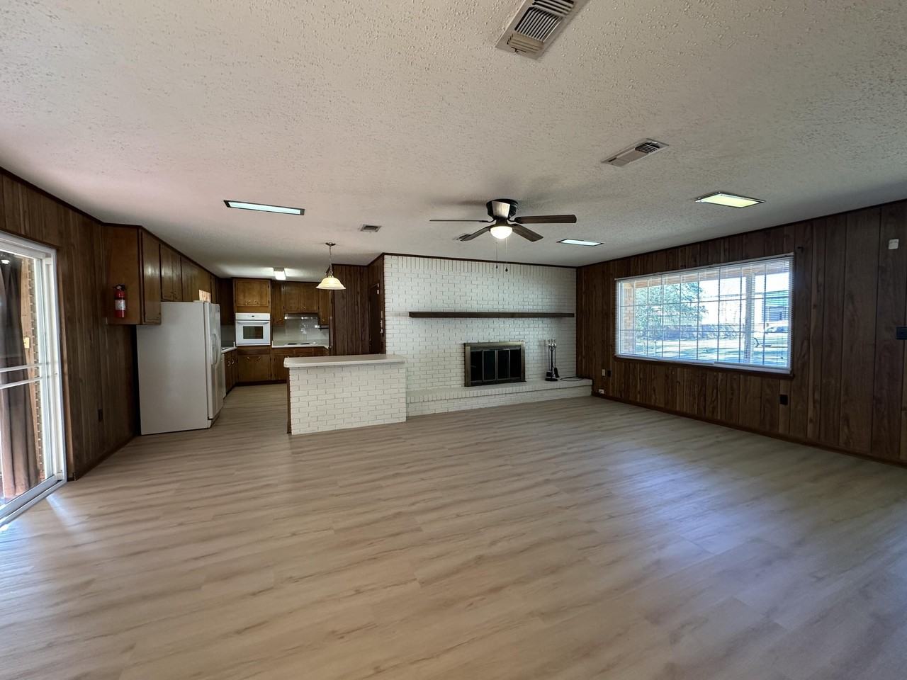 697 Green St - Photo 5 of 20