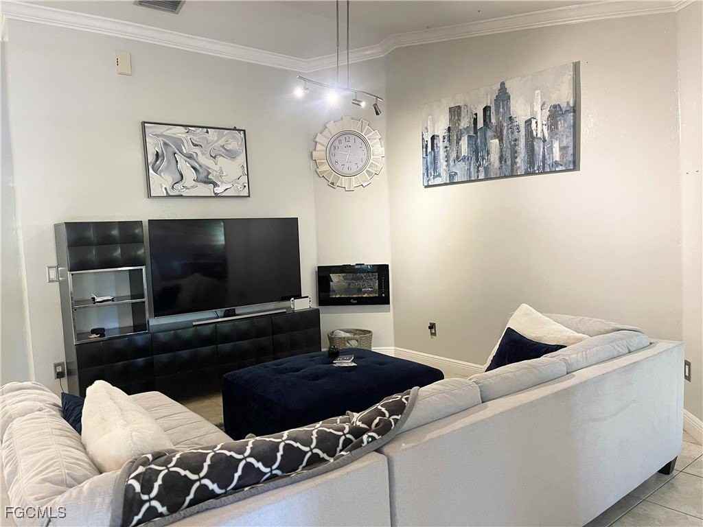 5202 Lee St - Photo 4 of 17