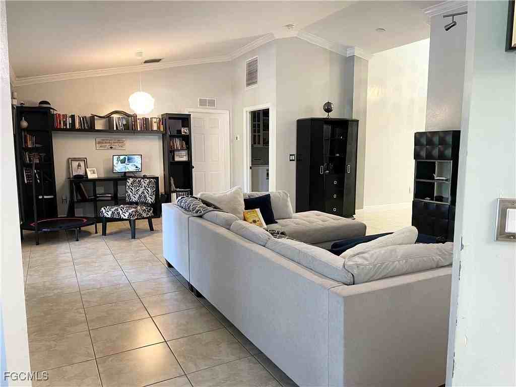 5202 Lee St - Photo 5 of 17