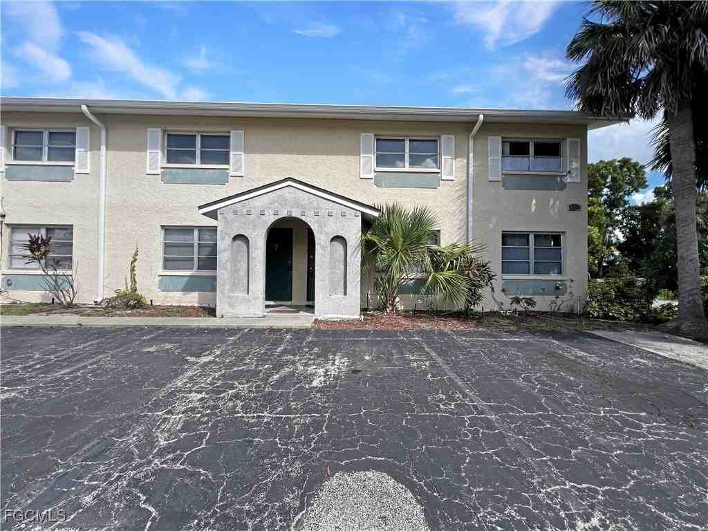 6635 Warwick Cir Apt 8 #8 - Photo 3 of 23