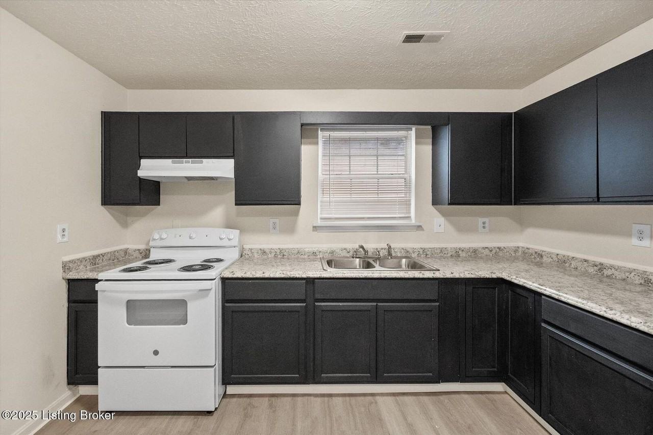 1351 S 20th St - Photo 5 of 16