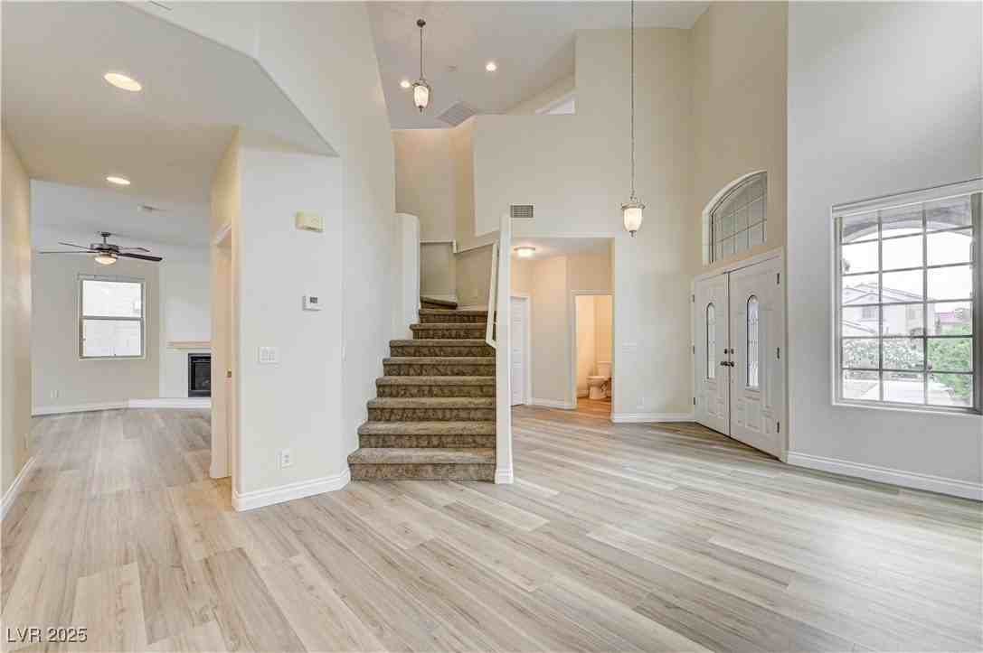 9475 Mccombs St - Photo 5 of 34