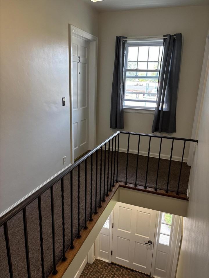 142 N Riverview Dr Apt 3 #3 - Photo 4 of 15